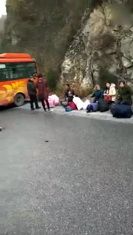 严重车祸！大货车和客车相撞