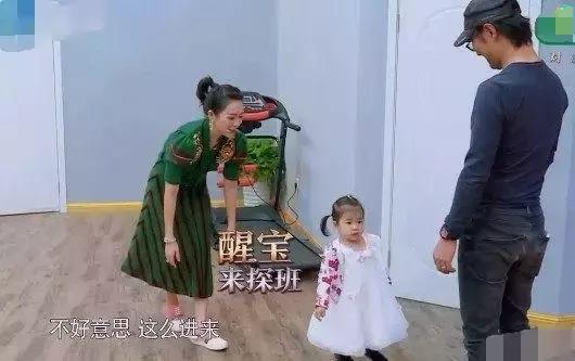 看了章子怡的项链和微博简介，就知道她有多爱女儿和汪峰了