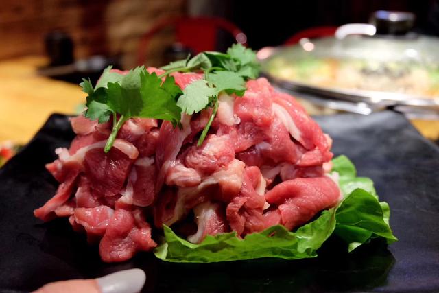 一个看上去反应很慢的老板竟然自创手切羊肉火