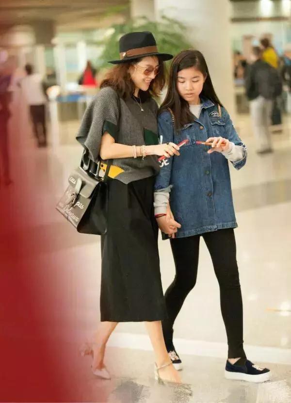 看了章子怡的项链和微博简介，就知道她有多爱女儿和汪峰了