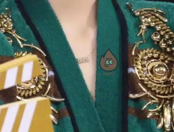 看了章子怡的项链和微博简介，就知道她有多爱女儿和汪峰了