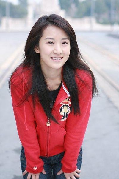 李念身穿一字领上衣配百褶裙,居然会这么性感