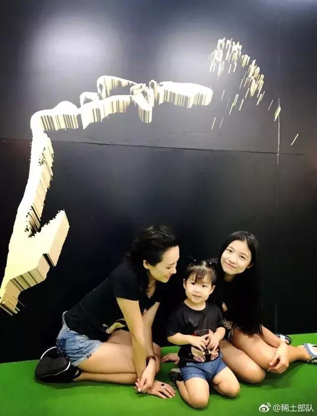 看了章子怡的项链和微博简介，就知道她有多爱女儿和汪峰了