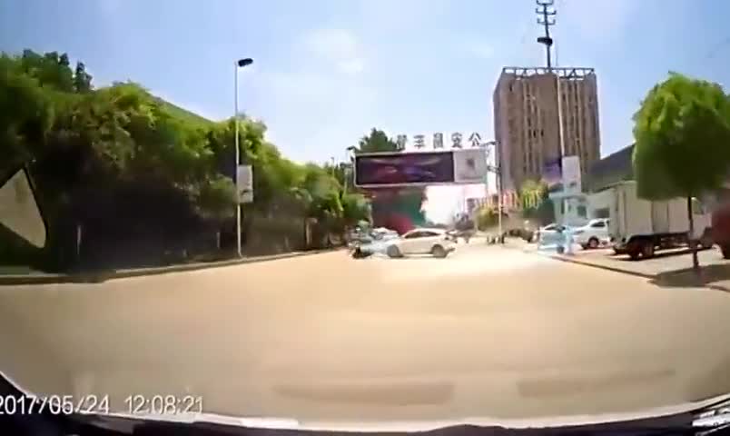 这福特女司机掉头不看路，将电动车撞翻在地，自知理亏竟不敢下车