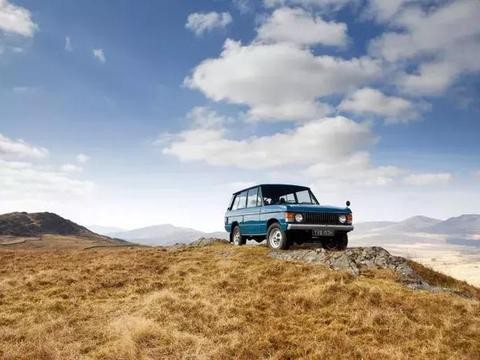 既能高速飚车，又能上山下河的神车揽胜，第一代也是惨不忍睹！
