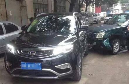 15万吉利博越遭皮卡追尾，车主下车一看，大呼：国产车质量可以啊