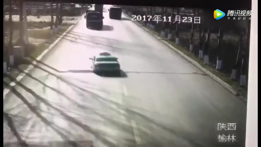 出租车逆行遭半挂车怼上树 致5死1伤