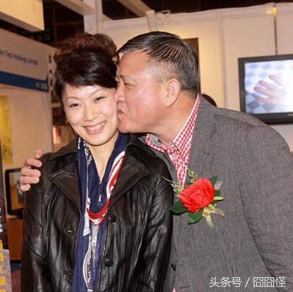 59歲恬妞近照：不滿前夫騙婚，與萬梓良情斷，32歲女兒不婚！