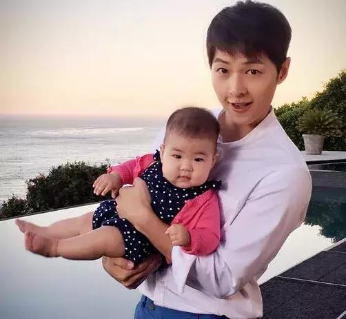 看了章子怡的项链和微博简介，就知道她有多爱女儿和汪峰了