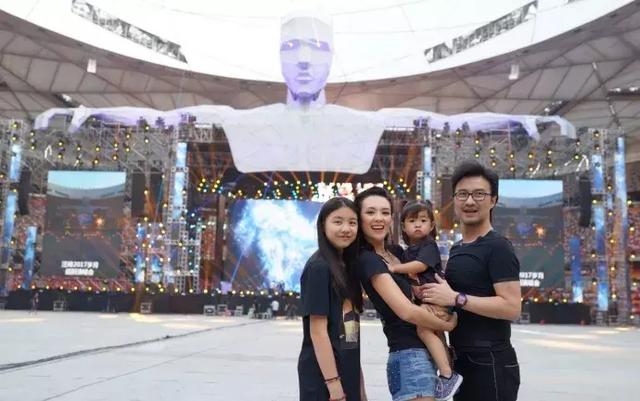 看了章子怡的项链和微博简介，就知道她有多爱女儿和汪峰了