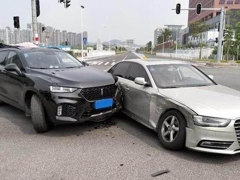 奥迪A4L和长城VV7相撞，奥迪车主下车一看，心里难受不已