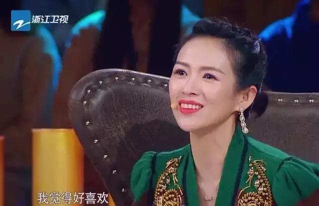 看了章子怡的项链和微博简介，就知道她有多爱女儿和汪峰了