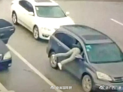 广西一女司机停车等绿灯遭遇砸窗抢劫[吃惊]