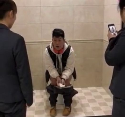 男子在马桶店大便惹众人怒,边挡边说"完事擦干净还不行吗"