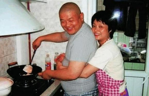 傅彪走后她扛起债务重担，邓婕借钱给她做生意，如今火遍全国