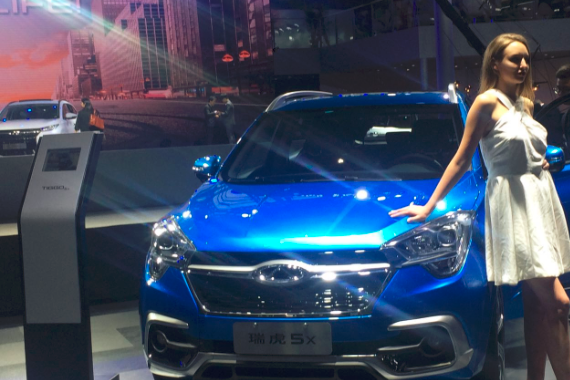 广州车展一起来瞧瞧漂亮的小姐姐身边都是什么车？