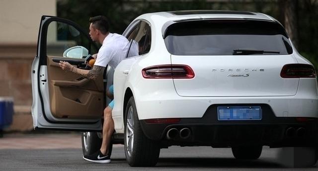 国足球员都开什么车?看完吓了一跳
