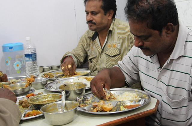 中国人到印度旅游,上厕所没有纸吃饭不给筷子,网友:请用手