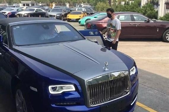 同样是劳斯莱斯曜影思聪的车却完败，警察不敢拦，就因车牌上的字