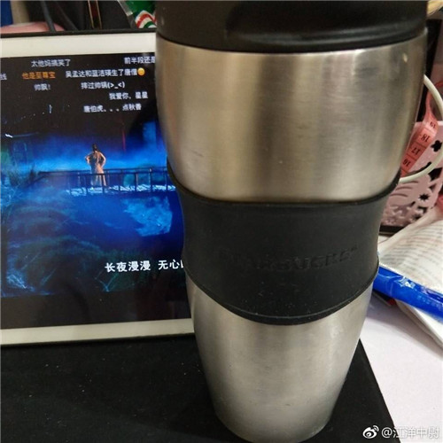 鹿晗居然拎着保温杯去开会，一点都不像90后