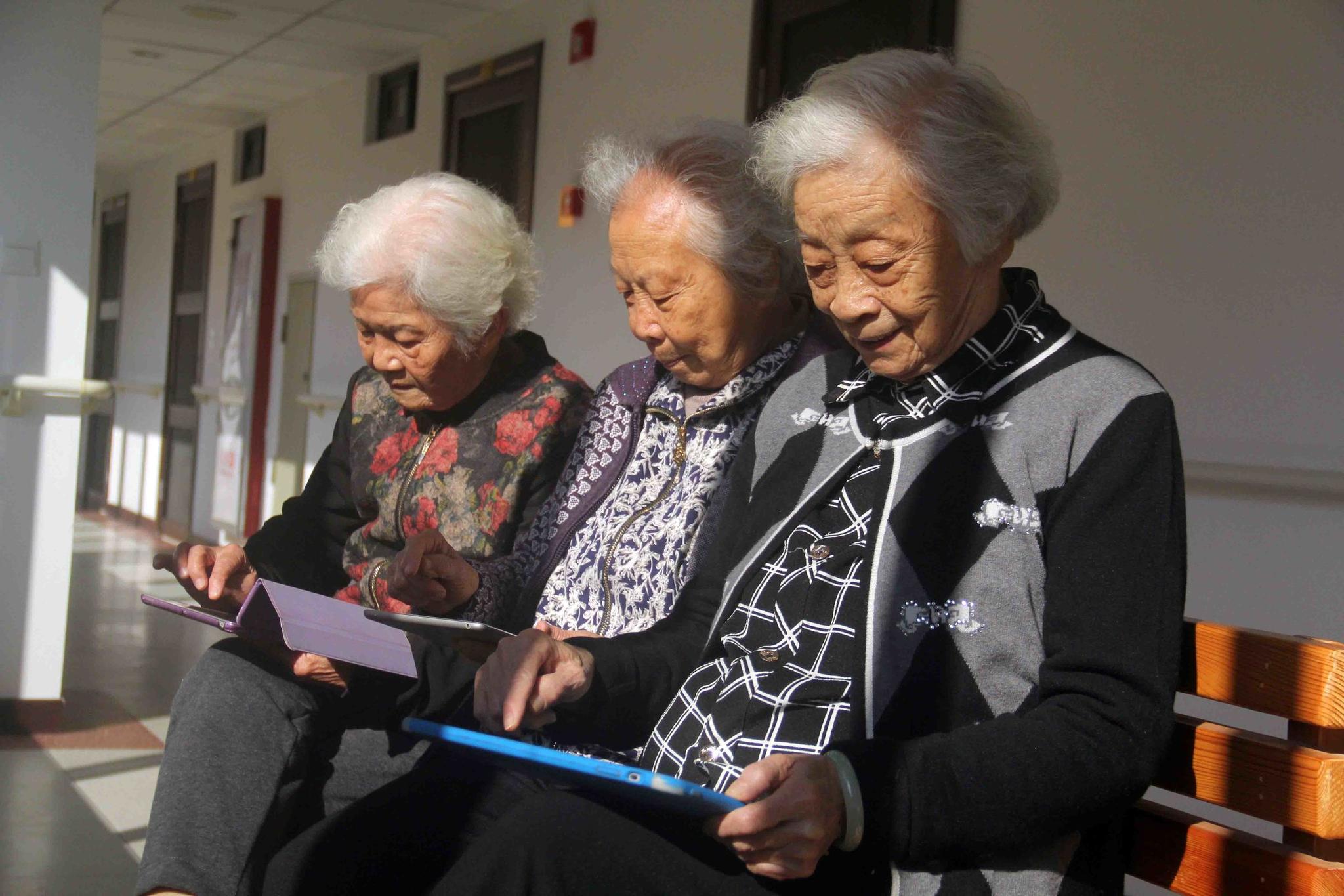 3位银发老人相约敬老院过集体生活,她们是66年"铁闺蜜