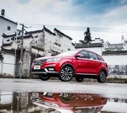 约了一个有理想的妹子旅行，没想到最后被一台车给呛走了！