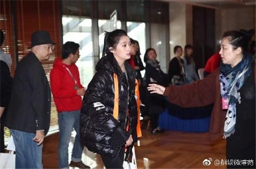 鹿晗居然拎着保温杯去开会，一点都不像90后