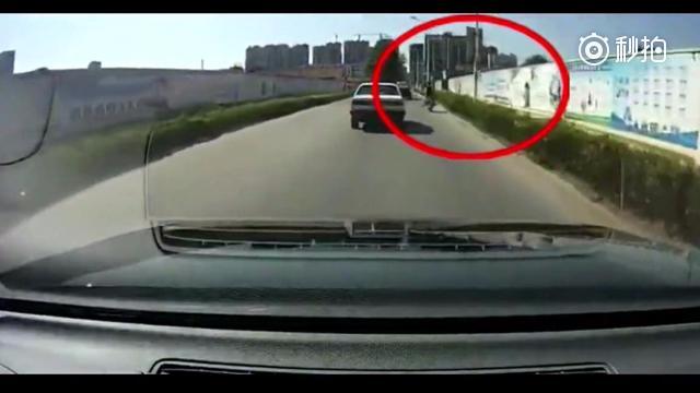 女子骑电动车衣服突然卷进轮子，记录仪拍下这惊险一幕！