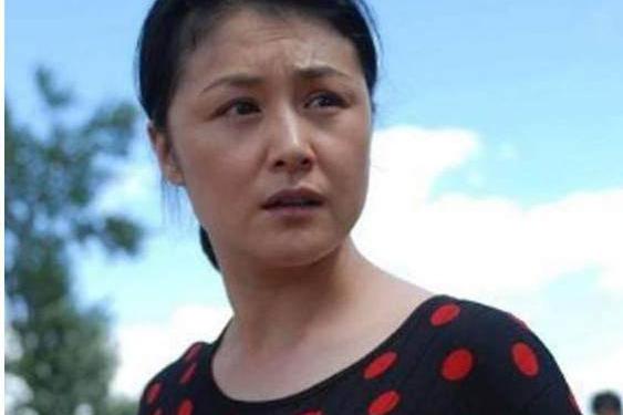 谢大脚回母校参加活动,晒与校友合影,却被吐槽只顾自己美
