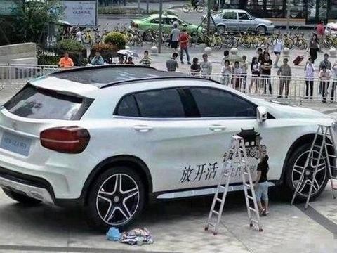 比两层楼还高的SUV，我就想知道这车怎么开