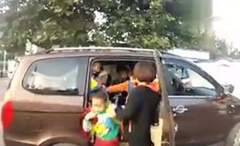 五菱宏光载20人被同志拦下，车窗上标志让同志向车主鞠躬道歉！