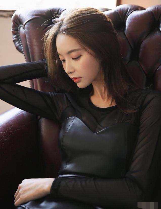 黑色皮衣搭配黑色皮裙尽显"女王范", 高冷的气质让人