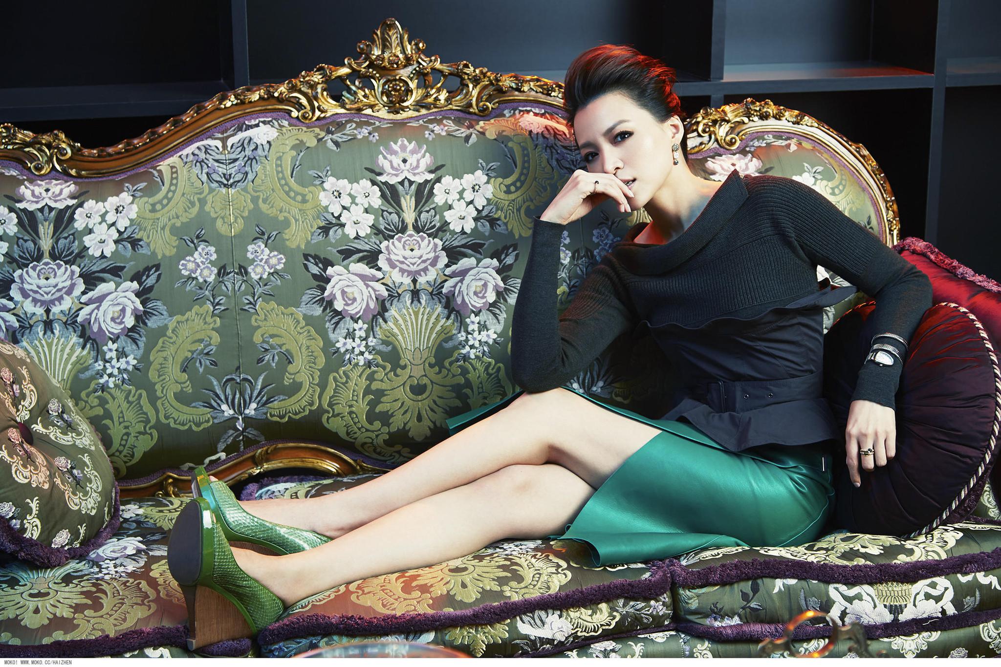 她是主持界一姐,老公是极其富有的商人,低调到