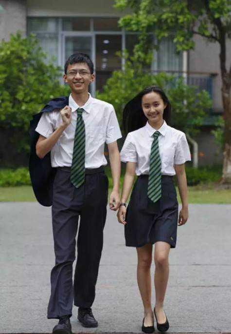 包玉刚实验学校学校除了给学生们提供了正规的制服以外,在上体育课
