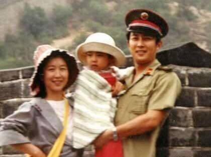65岁唐国强近照，与小十二岁妻子恩爱24年，27年来从未祭扫亡妻！