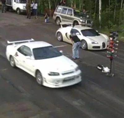 【视频】GT-R有多强悍？一脚油门直接让布加迪怀疑人生！