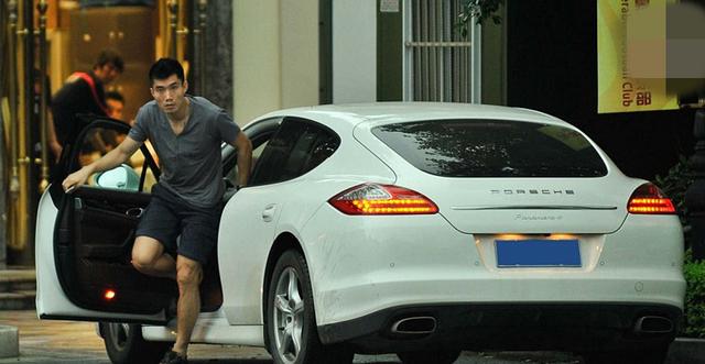 国足球员都开什么车?看完吓了一跳