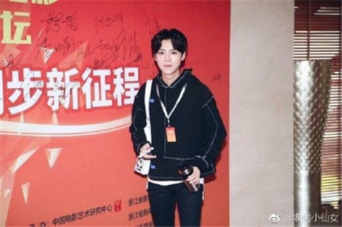 鹿晗水杯不离手老干部上身 鹿晗同款水杯是什么牌子