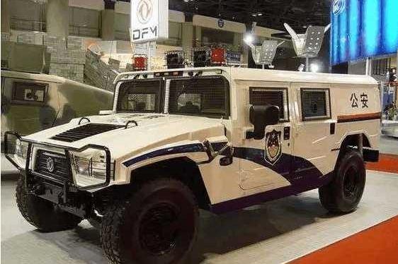 国内警察用上了东风猛士, 小偷飙车党都被吓傻了!