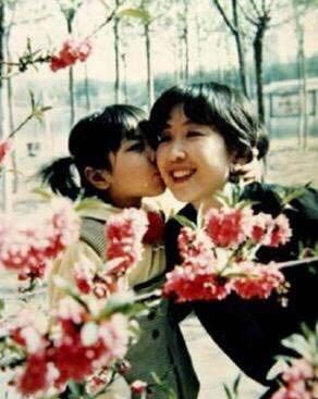 65岁唐国强近照，与小十二岁妻子恩爱24年，27年来从未祭扫亡妻！