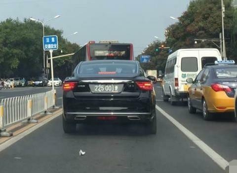 路上的一辆吉利博瑞，看到车牌后，估计劳斯莱斯都要让道