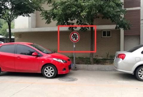 又是因为乱停车，奔驰敞篷超跑被泼油漆，这些车主到底该怎么治？