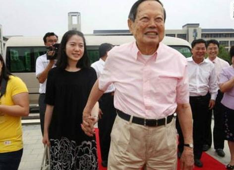 91岁杨振宁，示意41岁妻子翁帆，相伴13年，我去世希望你能够再婚
