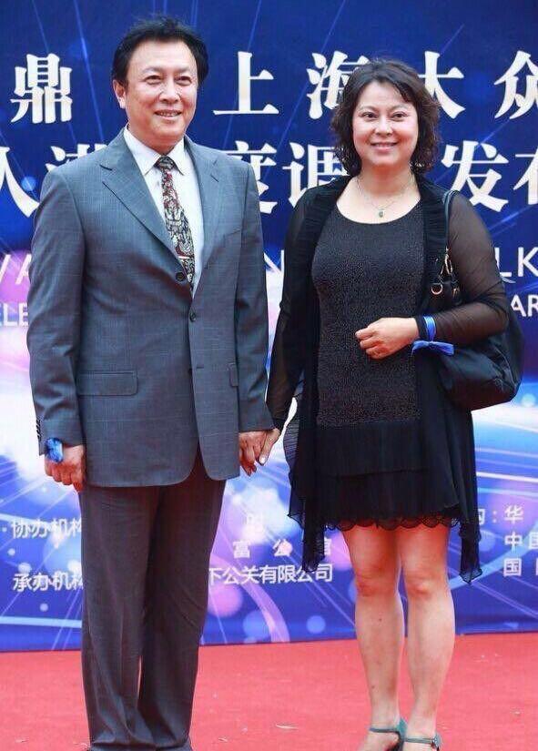 65岁唐国强近照，与小十二岁妻子恩爱24年，27年来从未祭扫亡妻！