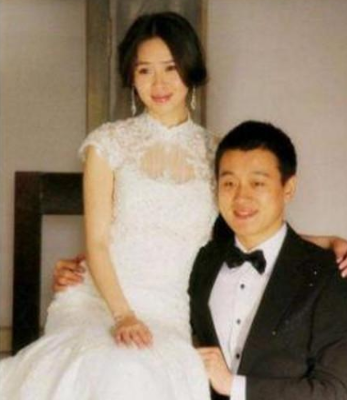 于明加首次晒全家福,神秘老公胡俊是圈外人,两