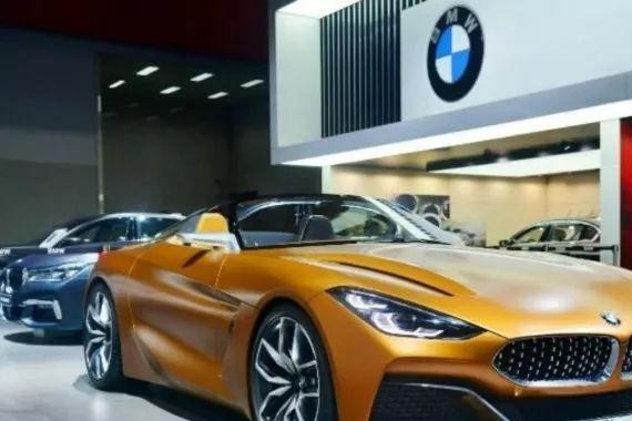 宝马展台没有大咖站位，为何也被围得水泄不通？