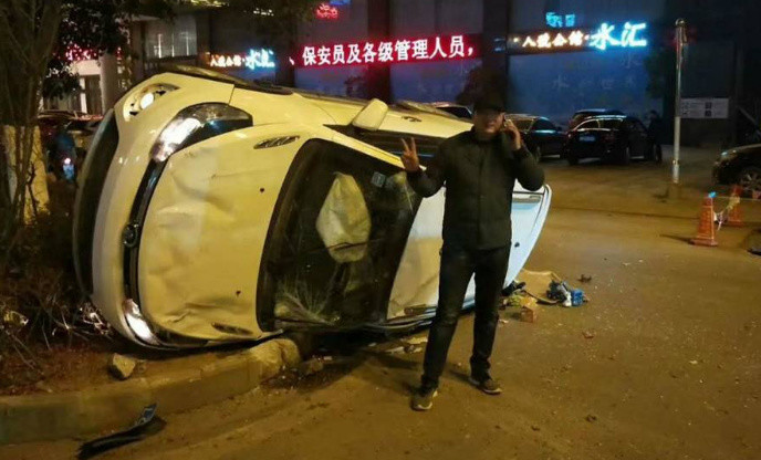哈弗车主翻车后兴奋合影,路人都疑惑不解,车主的理由让人感动