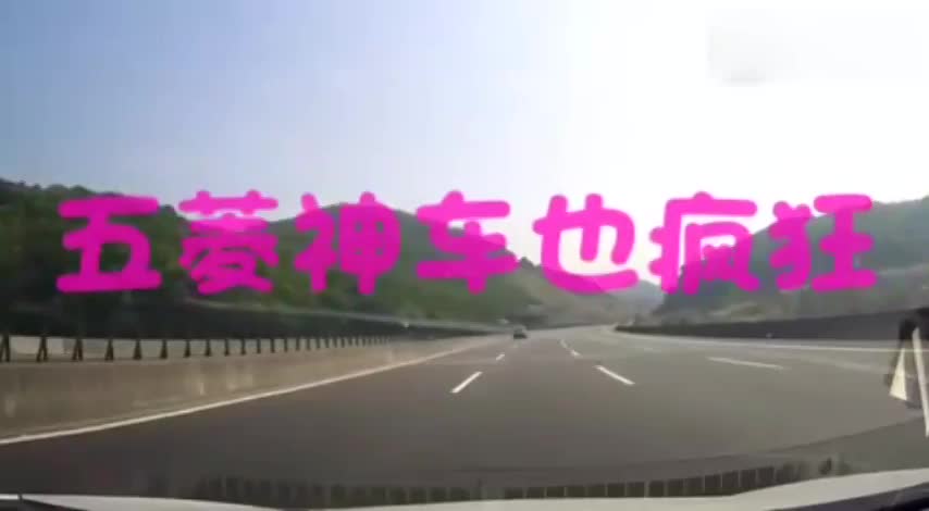 五菱神车也疯狂 实拍高速上车轮与车分离
