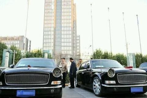 酒店门前停了一排红旗L5，开奥迪A6L的都不敢停旁边！