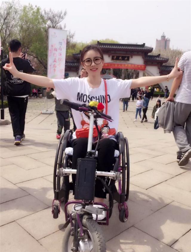 20多岁女孩很漂亮,可惜坐轮椅下身无知觉,至今单身无对象